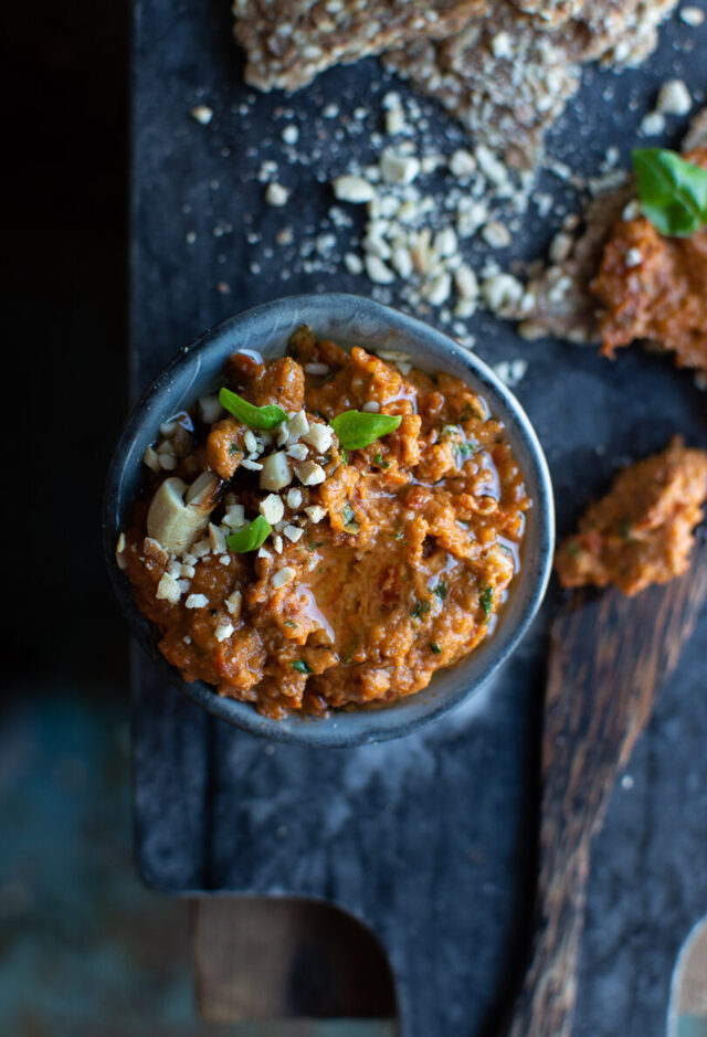 Röd pesto med soltorkade tomater och cashewnötter