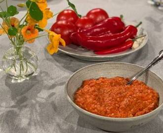 Universalsås med tomat, paprika och mandel