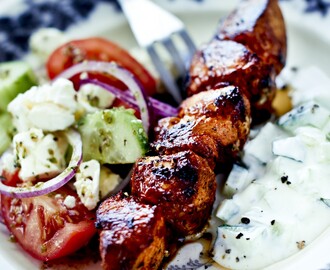 Grillade kycklingspett med fetaostsallad och tzatziki