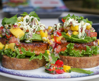 Ceviche Toast med VegMes BBQ-Burgare och limeaioli