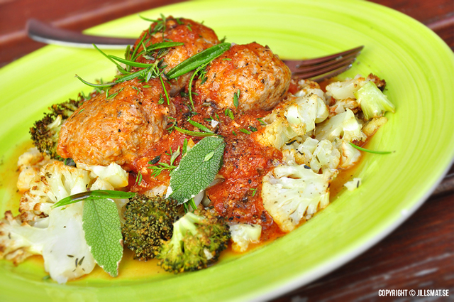 Kalkonfrikadeller i kryddig tomatsås med tapenade