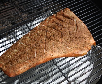 Barbecue grillad lax med rub och salsa på druvor och vårlök