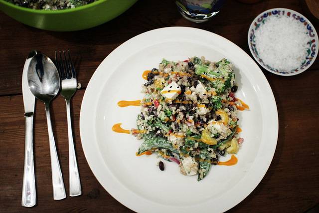 månadens gröna november: krämig broccolisallad med granatäpple, feta och avokado.