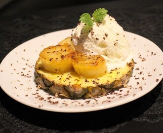 Grillad ananas med flamberad banan och vaniljglass