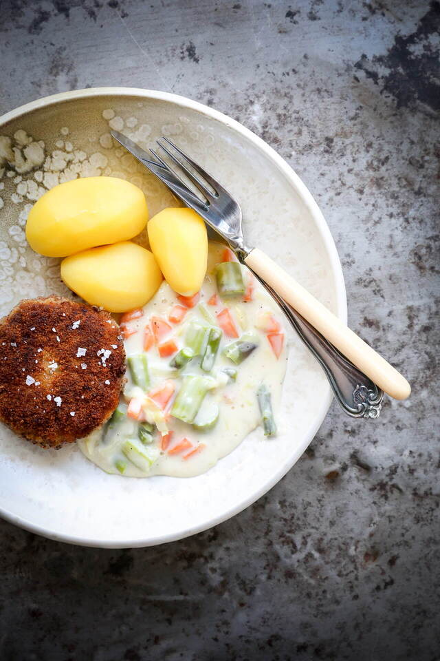 Karbonader med kartofler og stuvede grøntsager