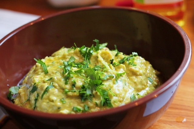 Guacamole av färsk avocado med vitlök, chili och koriander