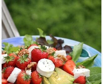 Sallad med chevré, jordgubbar och äpple med kanel