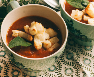 Tomatsoppa med rostade grönsaker och haloumikrutonger