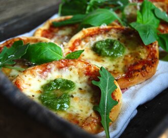 Pizzettas med tomatsås, salami, mozzarella, Västerbottensost & pesto