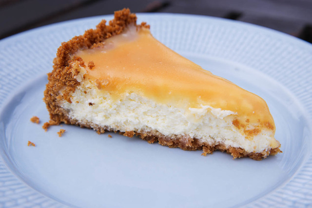 Krämig vit choklad cheesecake med kolatopping