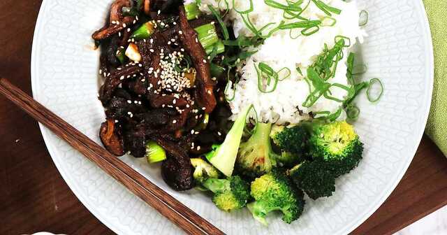 Yakiniku på svamp med ris och sesamstekt broccoli