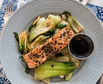 Sesampanerad lax med vitlöksfräst pak choi