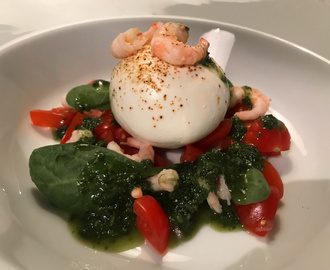 Burrata med räkor, örtolja och tomat