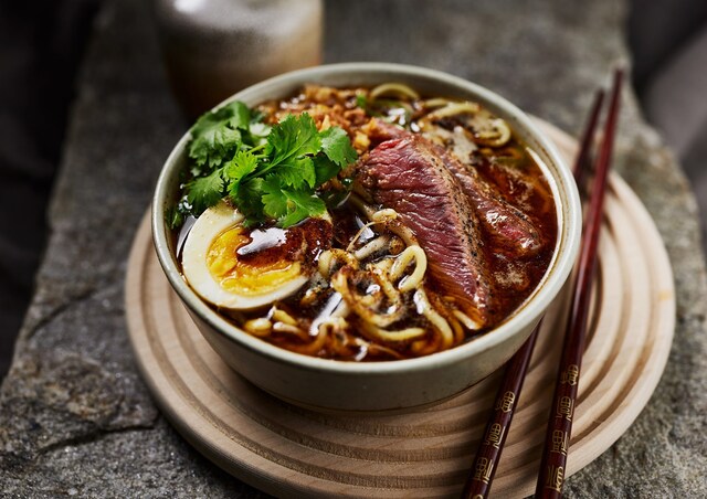 Ramen med biff, brynt smör och svart vitlök