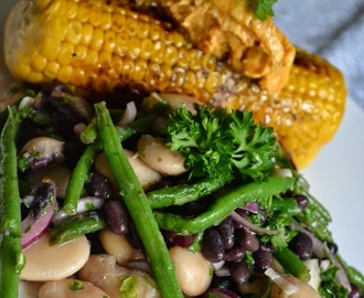 Veckans vegetariska: Bönsallad med grillad majskolv och rödcurrysmör med lime