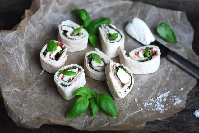 Tortillasnurror med färskost, soltorkade tomater, parmaskinka & mozzarella!