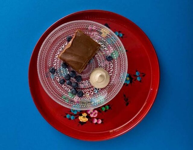 Mjölkchokladkaka med mockamousse och blåbär
