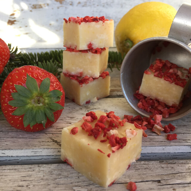 Citronfudge med torkade jordgubbar – recept