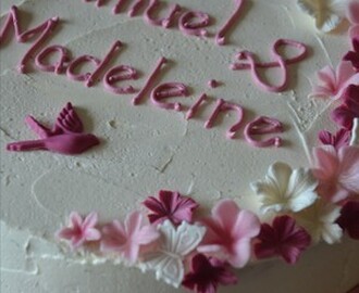 Bröllopstårta i rosa/vitt