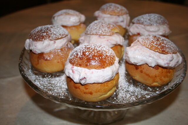 Saffranssemlor med lingongrädde