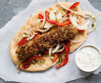 Vegetarisk turkisk köfte kebab med paprikasallad