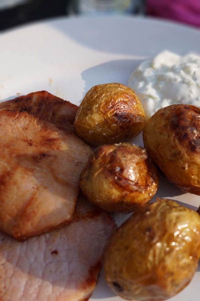 Grillad kassler med ugnsrostad potatis och tzatziki