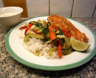 Teriyakilax med wokade grönsaker och chilisås