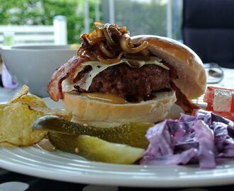 En ständig favorit på grillen - Grillade burgare på högrev och sidfläsk med hembakade hamburgerbröd