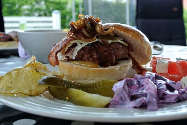 En ständig favorit på grillen - Grillade burgare på högrev och sidfläsk med hembakade hamburgerbröd