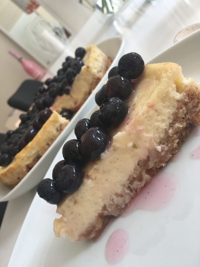 Bakad vaniljcheesecake med marinerade blåbär