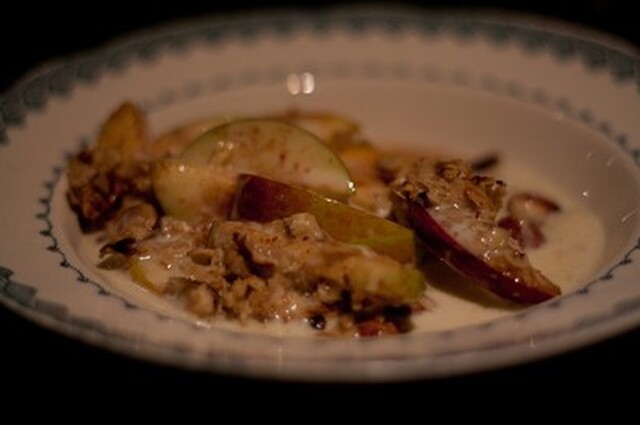 Pankoströsslad Piggvar med Pommes duchesse, smörslungade morötter och Vitvinssås med brynt smör. Efterrätt Skånsk Äpplakaga med vaniljsås...