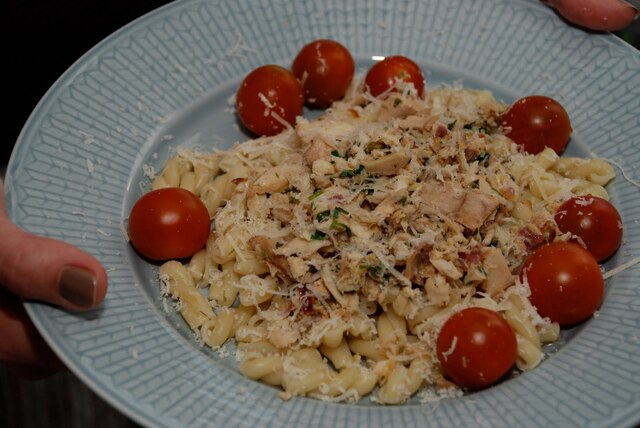 Pasta med tonfisk och varmrökt lax