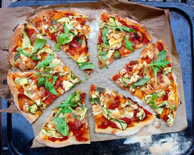 Glutenfri pizza med getost och zucchini