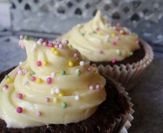 Kladdmuffins med vit chokladfrosting