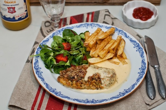 Parmesangratinerad kyckling med chilibearnaise och pommes