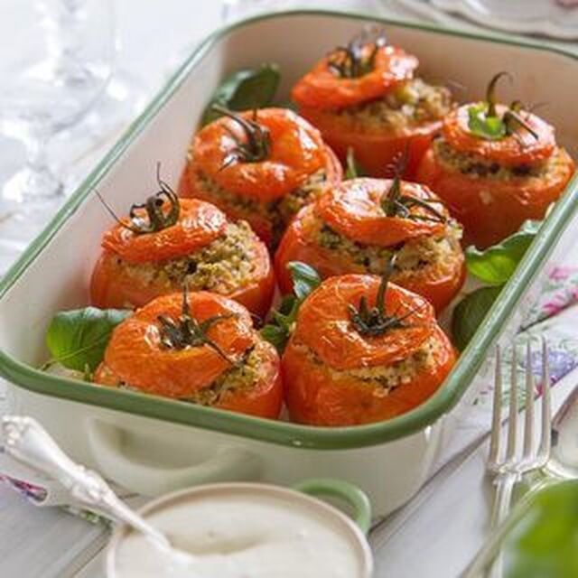 Fyllda tomater med rostad vitlökssås