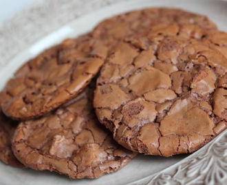 Kladdkakecookies med bitar av vit choklad