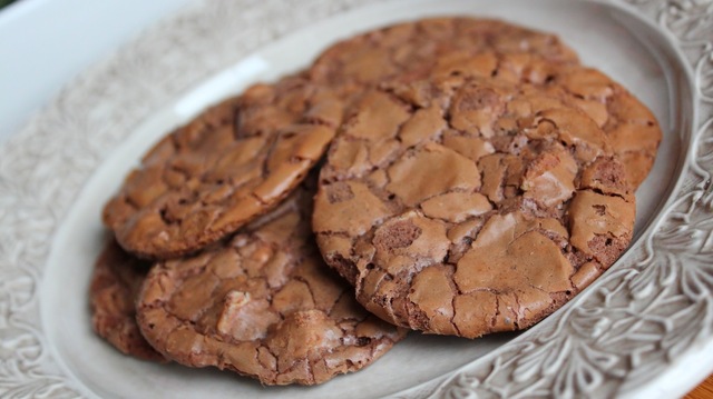 Kladdkakecookies med bitar av vit choklad