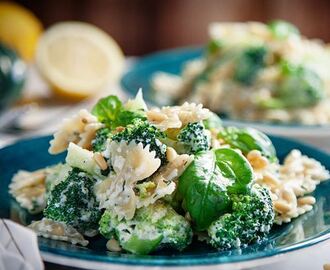 Krämig broccolipasta i ricottasås med pinjenötter