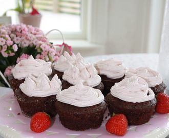 Cupcakes med choklad och hallon toppad med smultronfrosting!!!