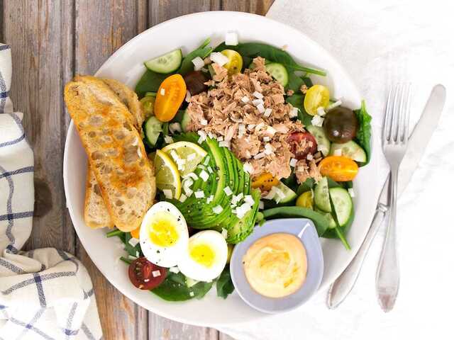 Tonfisksallad med avokado och srirachamajonnäs