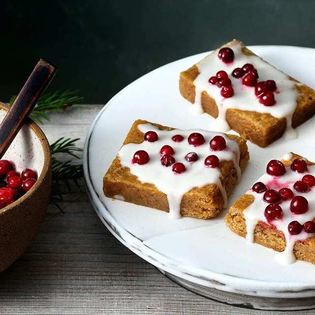 Pepparkaksblondies med lingon