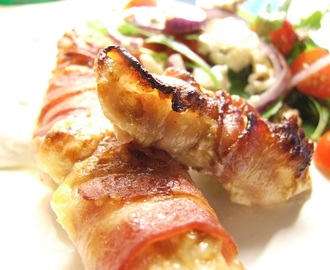 Baconlindad kycklingfilé med tomatsallad och fetaostcreme