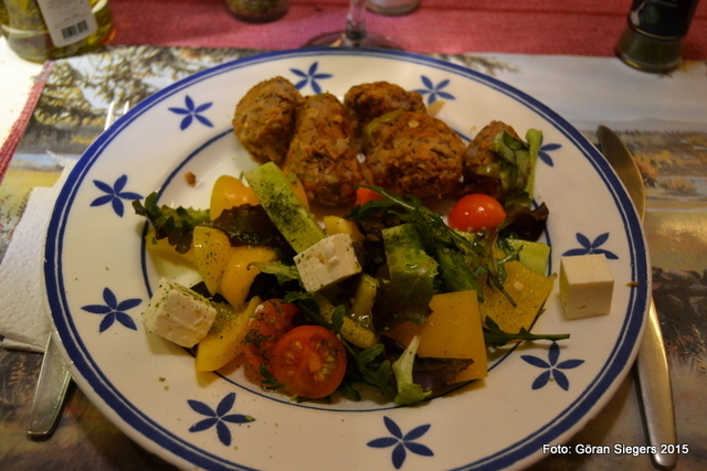 Grekiska köttbullar med grönsallad och fetaost
