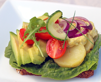 Smörrebröd med potatis, avokado och remoulad