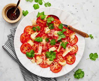 Tomatsallad med inlagd ingefära, sesam och koriander