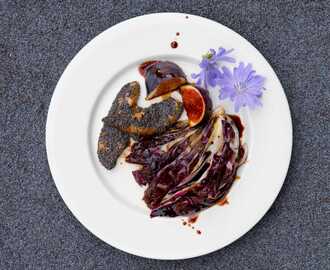 Vallmofröpanerad anklever med radicchio, balsamicoreduktion och färska fikon