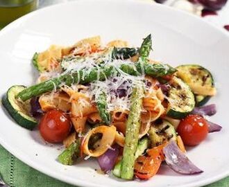 Tagliatelle med tomatsås och grillade grönsaker