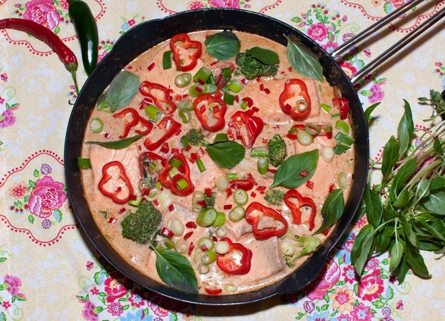 Lax med röd curry och thaibasilika