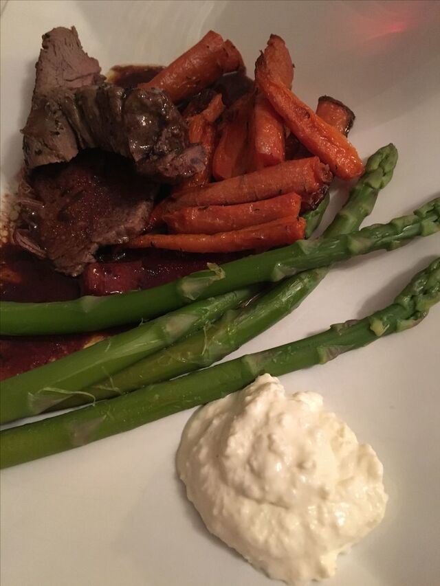 Helstekt oxe med parmesan och pepparrot Cream